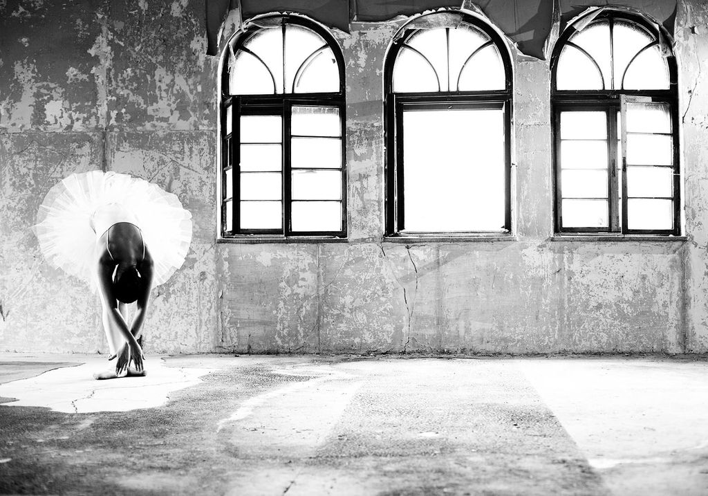 Poster - Ballerina And Windows 100x70 - Dear Sam