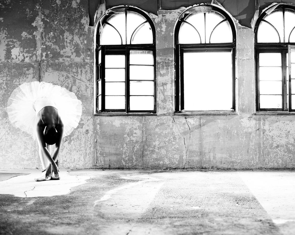 Poster - Ballerina And Windows 50x40 - Dear Sam