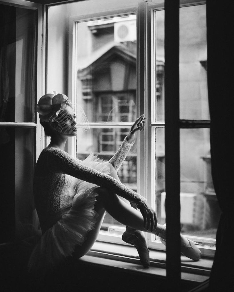 Poster - Ballerina In Window 40x50 - Dear Sam