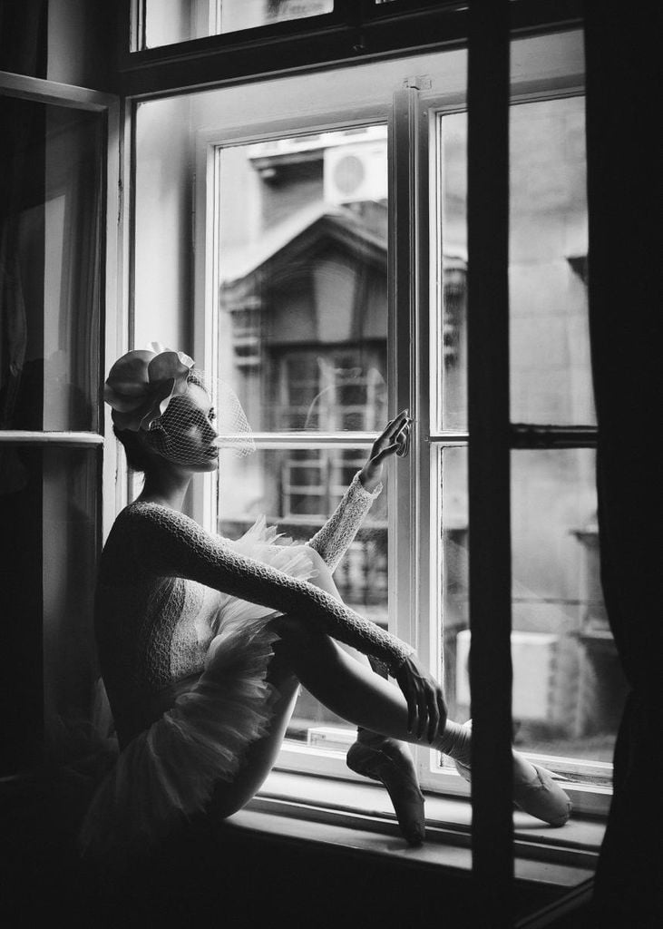 Poster - Ballerina In Window 50x70 - Dear Sam