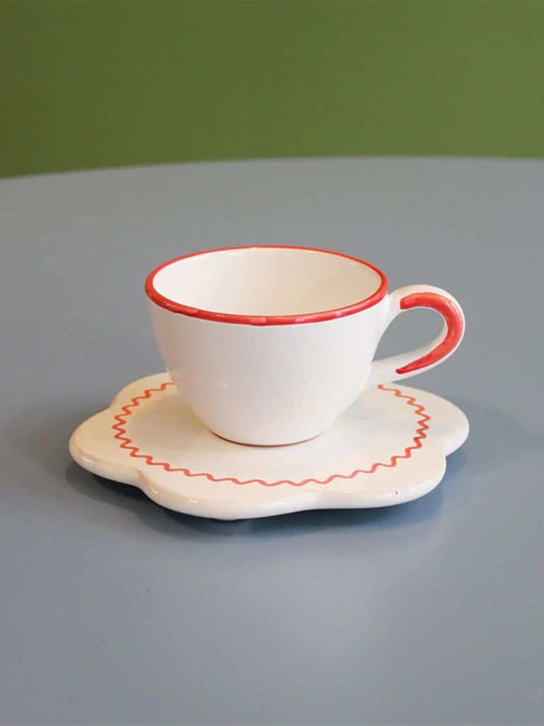 Cup with lobster rim
