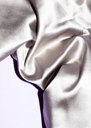 Luscious In Form 50x70